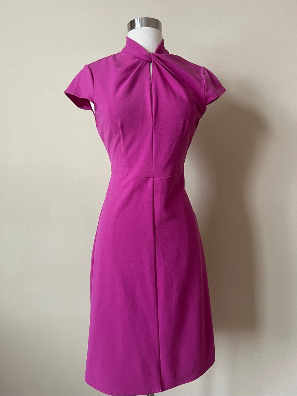 Cap-Sleeve Twist Neck Sheath Dress in Fuchsia